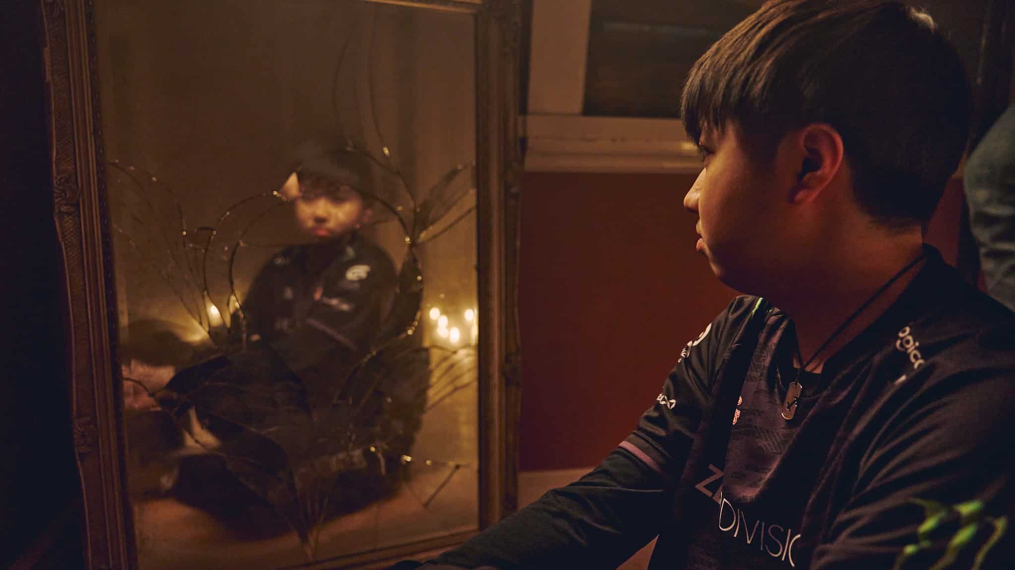 Il giocatore di ZETA DIVISION guarda in uno specchio rotto