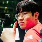 T1 Zeus holding thumbs up at MSI 2022
