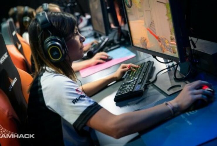 zAAz playing CS on stage at an event