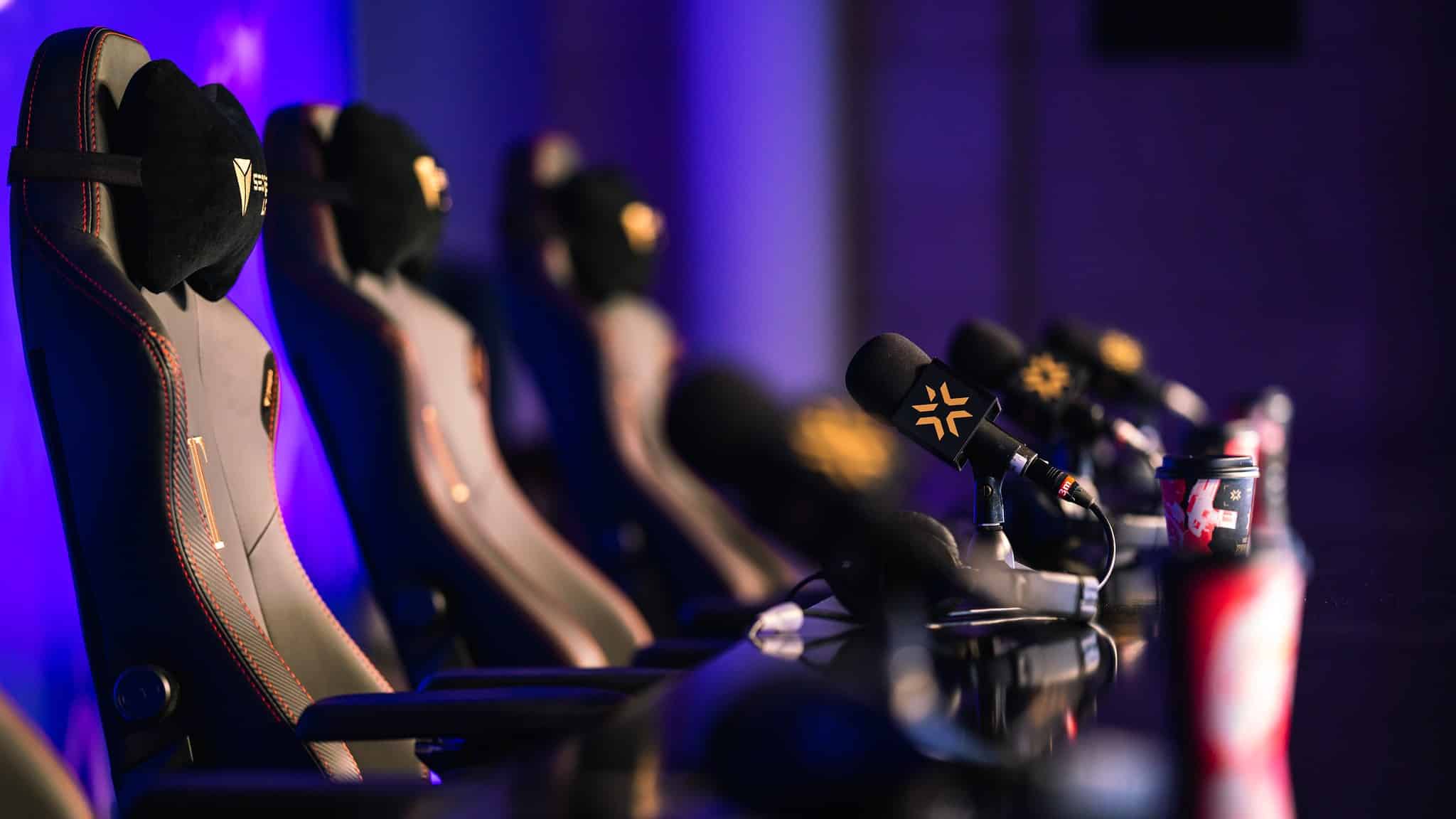 Sedie e microfoni alla conferenza stampa di Valorant Champions si sono allineati senza giocatori seduti al loro interno.