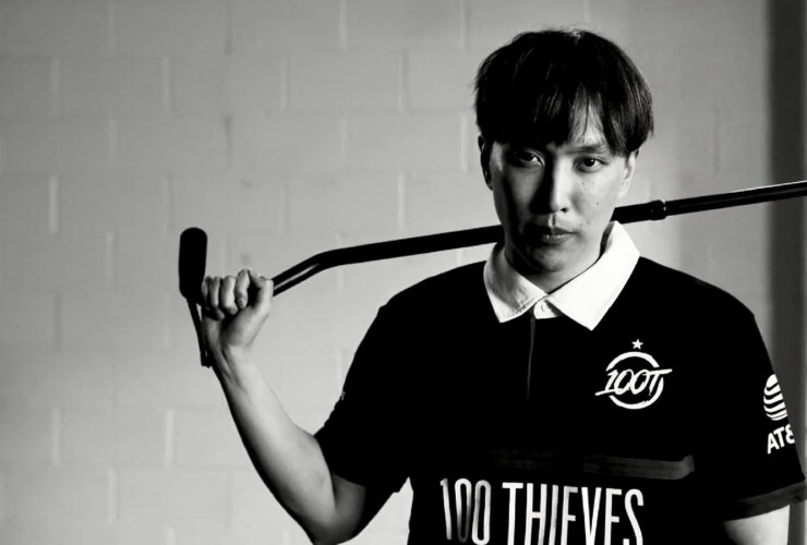 Doublelift pointing at 100 Thieves logo