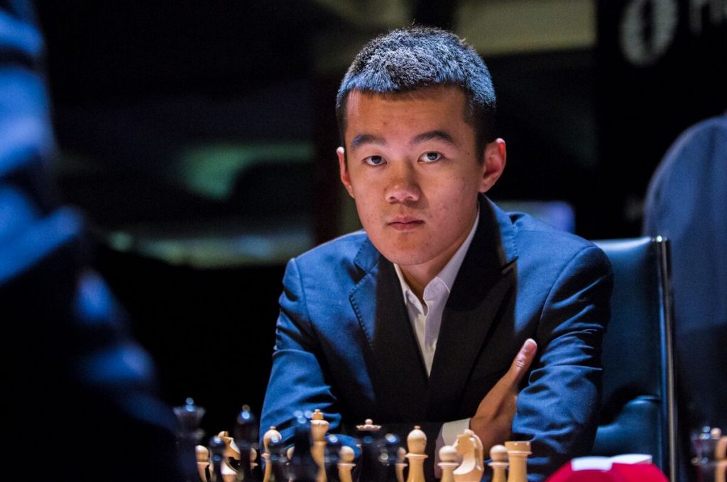 Ding Liren prima di competere al Campionato mondiale di scacchi del 2023.